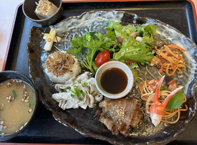 八鹿豚をメインに地元食材をたっぷりと使用し「低糖質、高蛋白質、良質脂質」にこだわったラン